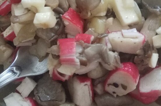 Рецепт салата с крабовыми палочками и грибами