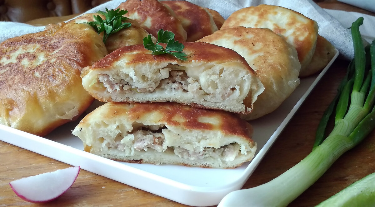 Беляши с мясом закрытые.