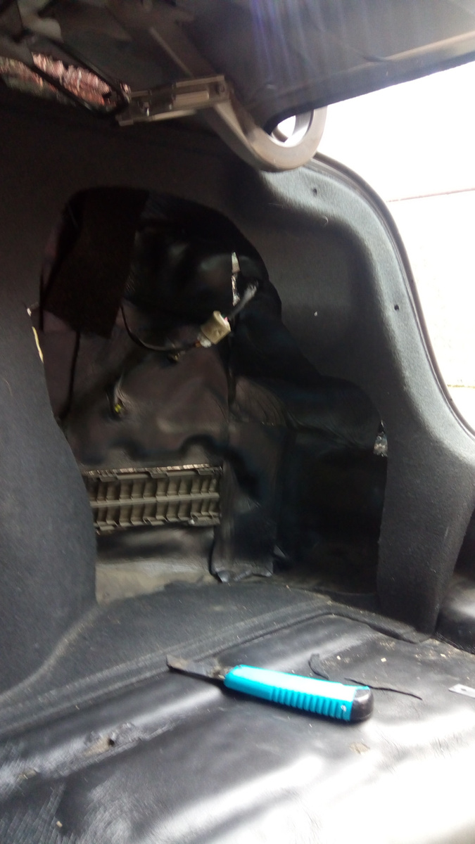 Вырез
Далее на место шторки вентиляции я прикрепил брусок в размер и обклеил малярным скотчем.