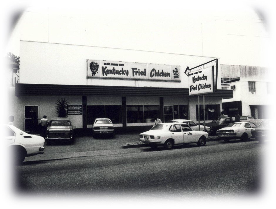 Осталось только создать идеальный рецепт приправы. Знаменитый рецепт из 11 трав и специй окончательно был разработан и записан в 1940 году, с тех пор он держится в строжайшем секрете, хотя однажды Сандерс рассказал, что основные элементы — соль и перец, а все остальные ингредиенты также «стоят на полках каждого повара».