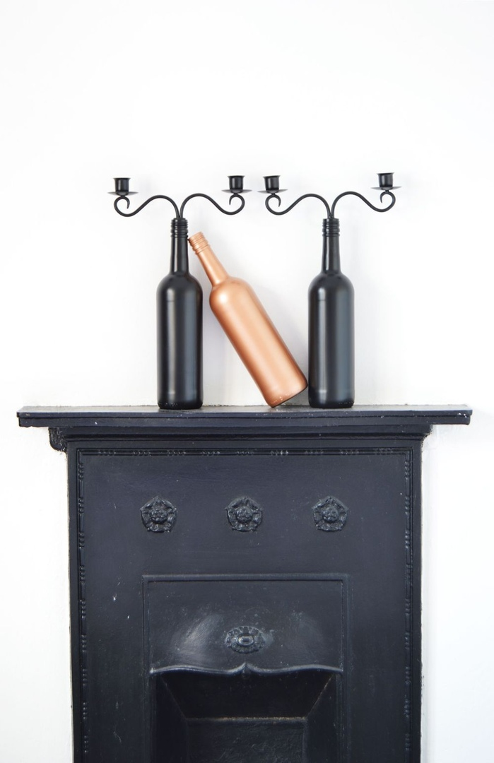 Есть еще один способ превратить бутылку вина в подсвечник, и в этом случае вам понадобится аэрозольная краска. Вы можете покрасить бутылку в любой  цвет и сделать ее матовой или глянцевой. Вы должны будете удалить этикетку и тщательно очистить остатки клея, чтобы убедиться, что вы получаете гладкую поверхность без дефектов.