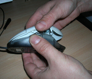 Отсоединяют приспособление от компьютера.