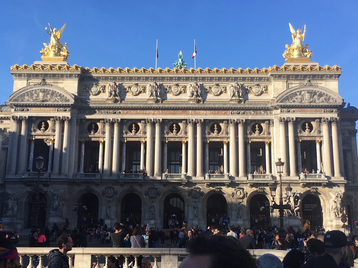 Здание Оперы, построенное Наполеоном III, который отказался быть вторым, так как вторым Наполеоном был сын самого главного Наполеона, которого, кстати, парижане и сейчас почитают. Сначала считали его выскочкой из Корсики, а сейчас своим собственным Сталиным. Фото автора.