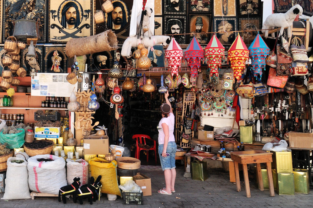 Turkish shop. Рынок в Анталии сувениры. Шоппинг в Турции. Турецкая Лавка с сувенирами. Турецкие магазины.