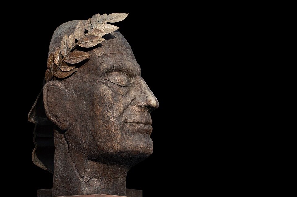 https://cdn.pixabay.com/photo/2018/04/28/12/17/sculpture-3357150_960_720.jpg