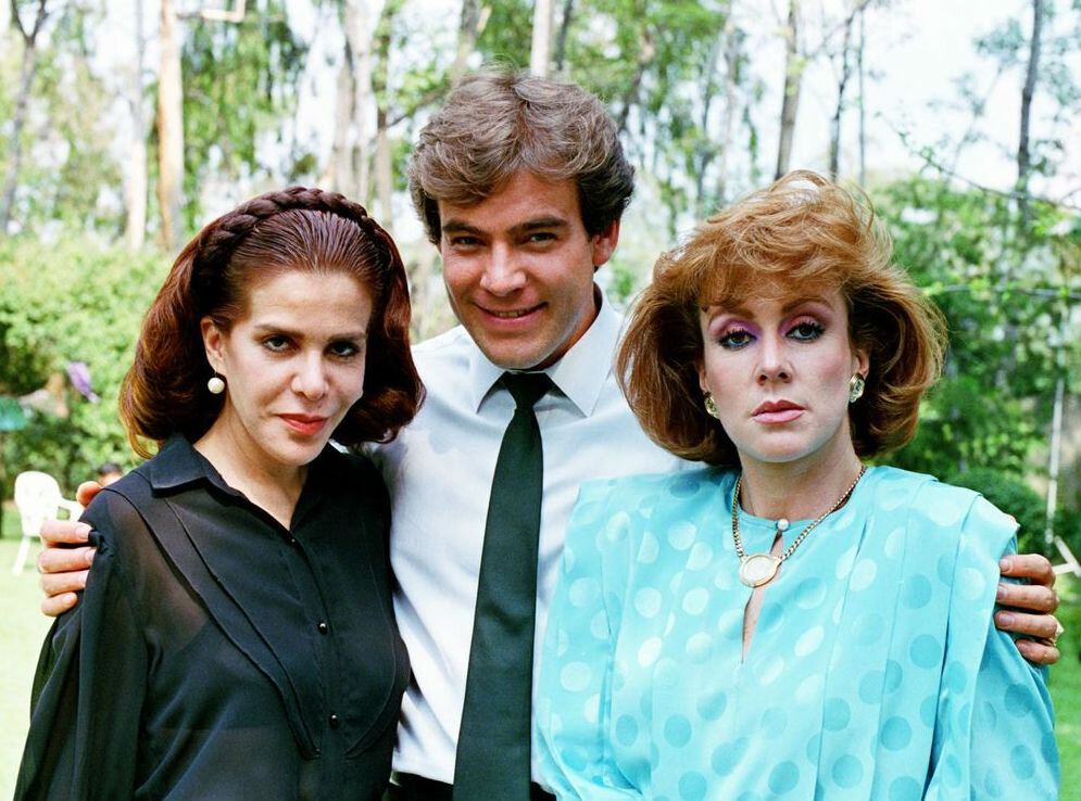 Леопольдина, Рикардо и Дульсина, герои сериала "Дикая Роза"