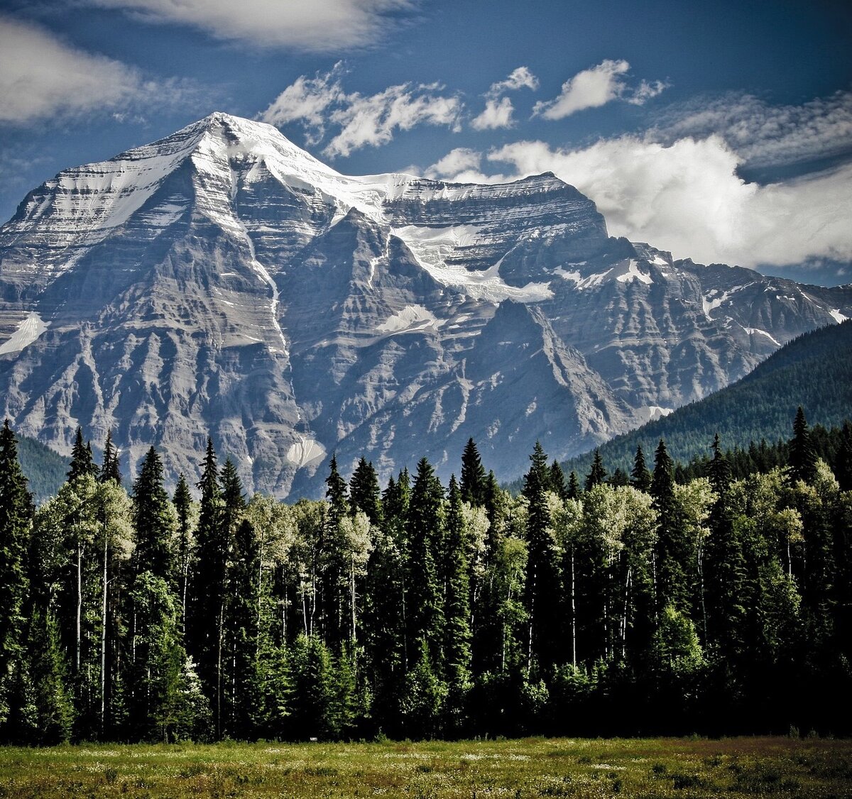 Источник: https://pixabay.com/ru/photos/%D0%B3%D0%BE%D1%80%D0%B0-mount-robson-%D0%BF%D0%B8%D0%BA%D0%B8-1462655/