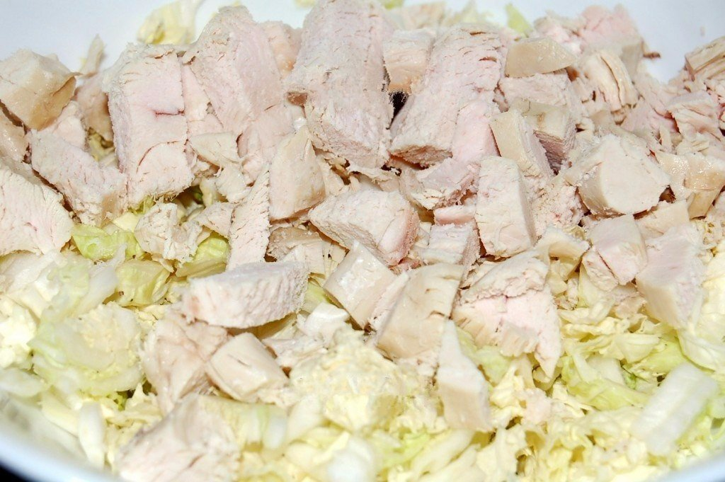 Вареную курицу нарезать мелкими кусочками.