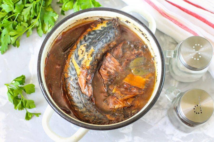 Калинина наталья скумбрия в луковой шелухе. Приготовление скумбрии в шелухе. Приготовление скумбрии в шелухе. Скумбрия в чайной заварке лазерсон. Скумбрия в луковой шелухе.