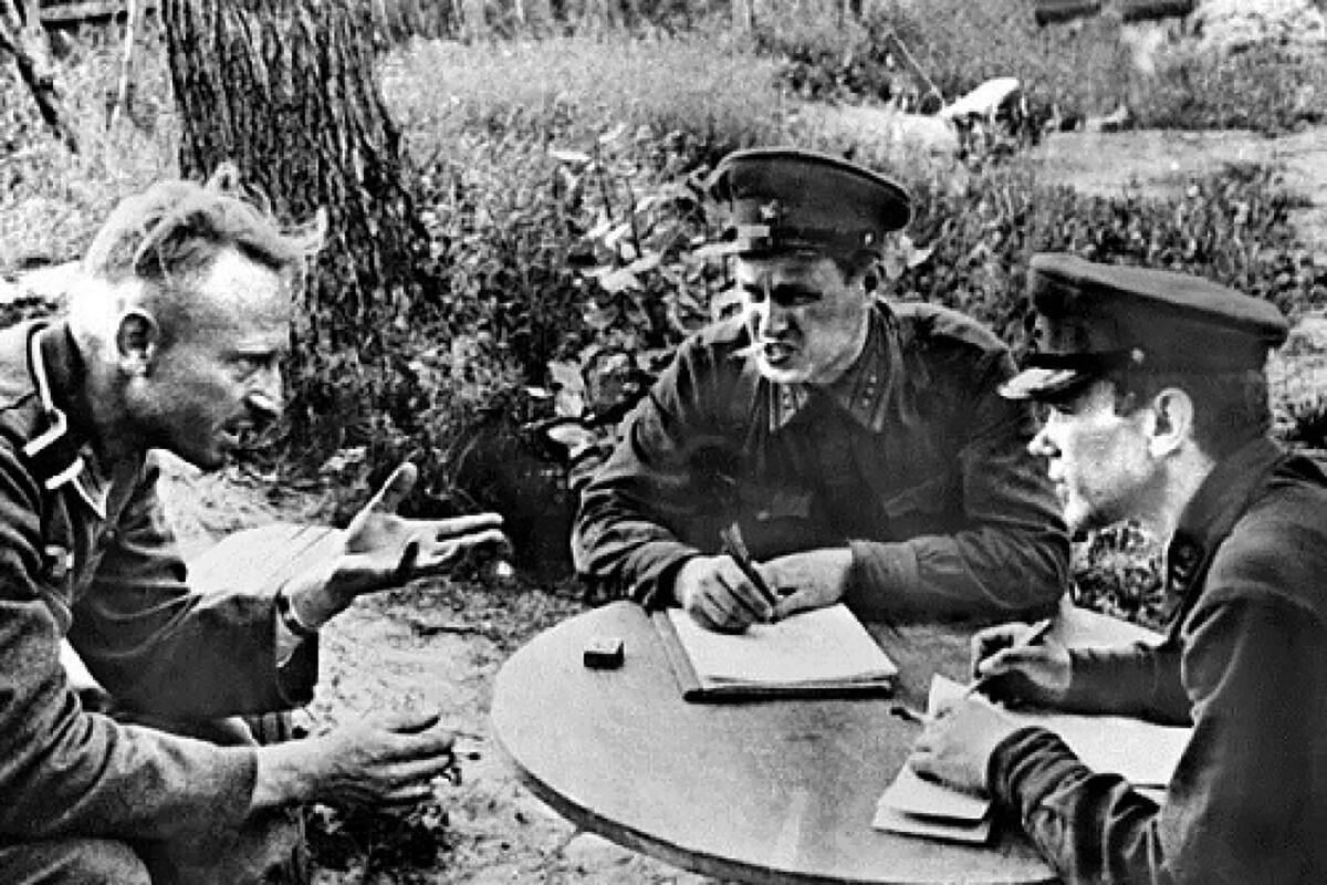 Утечка разговора немецких военных. Военный переводчик офицер русский. Военный переводчик фото. Два фашиста сидят за столом.