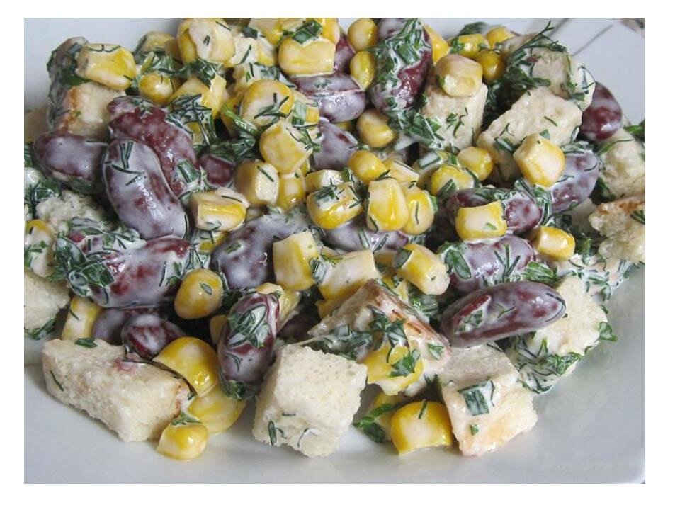 салат кукуруза фасоль кириешки. салат кукуруза фасоль сухарики чеснок колбаса. салат с фасолью и колбасой. салат с сухариками и кукурузой и колбасой и огурцом. салат с фасолью и сухариками и кукурузой.