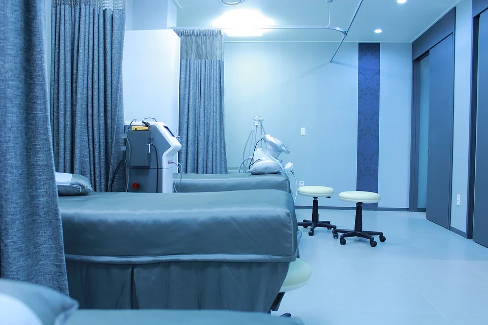 https://cdn.pixabay.com/photo/2016/04/19/13/22/hospital-1338584_960_720.jpg