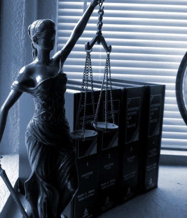 https://cdn.pixabay.com/photo/2017/06/09/22/56/lady-justice-2388500_1280.jpg