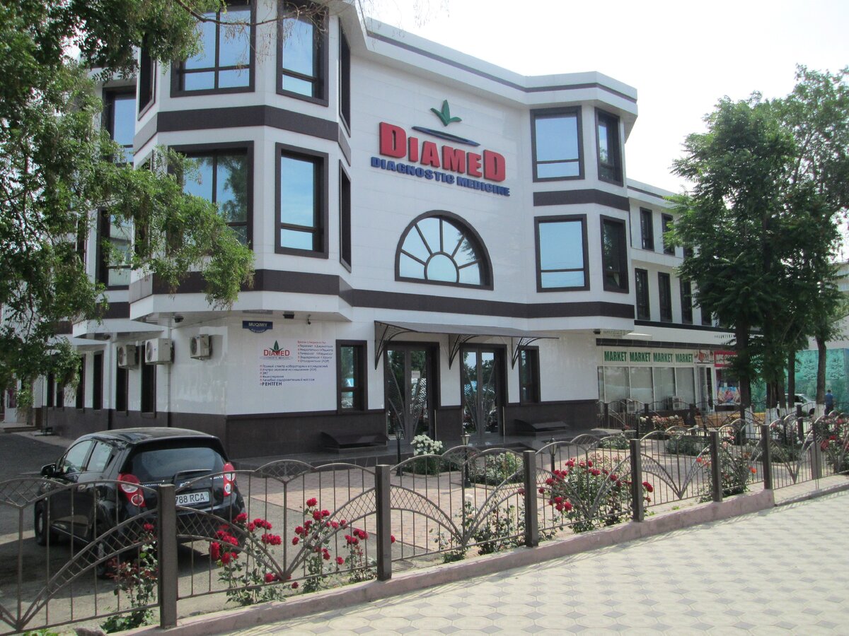 Винный бар сразу за зданием на переднем плане.