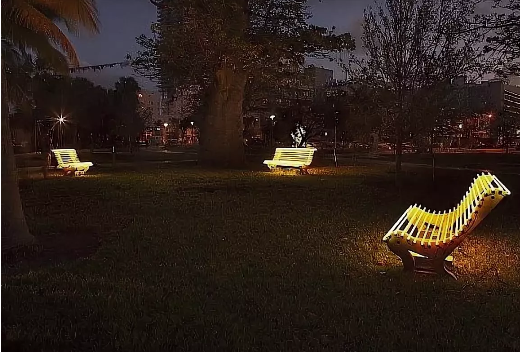 Темный силуэт на дороге. Ничем не освещенной. Тёмный страшный переулок. Женщина в утреннем тумане. Человек с фонарем.