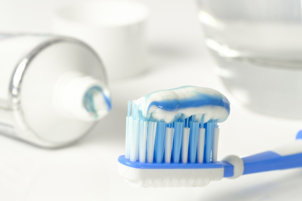 https://pixabay.com/photos/toothpaste-toothbrush-brushing-teeth-3067569/