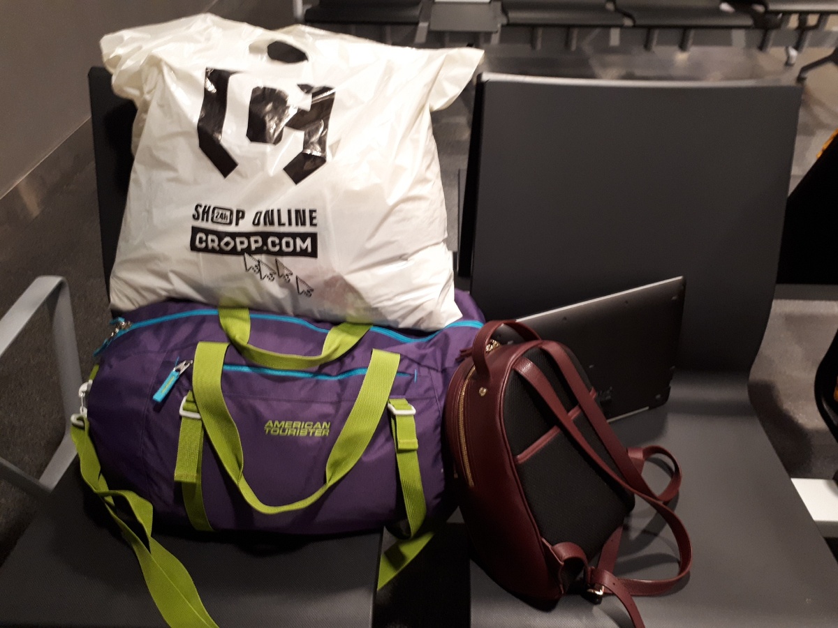 На обратный рейс мы уже не боялись брать с собой много вещей. Всё это мы взяли как ручную кладь. В белом пакете вещи, которые не поместились в фиолетовую сумку.