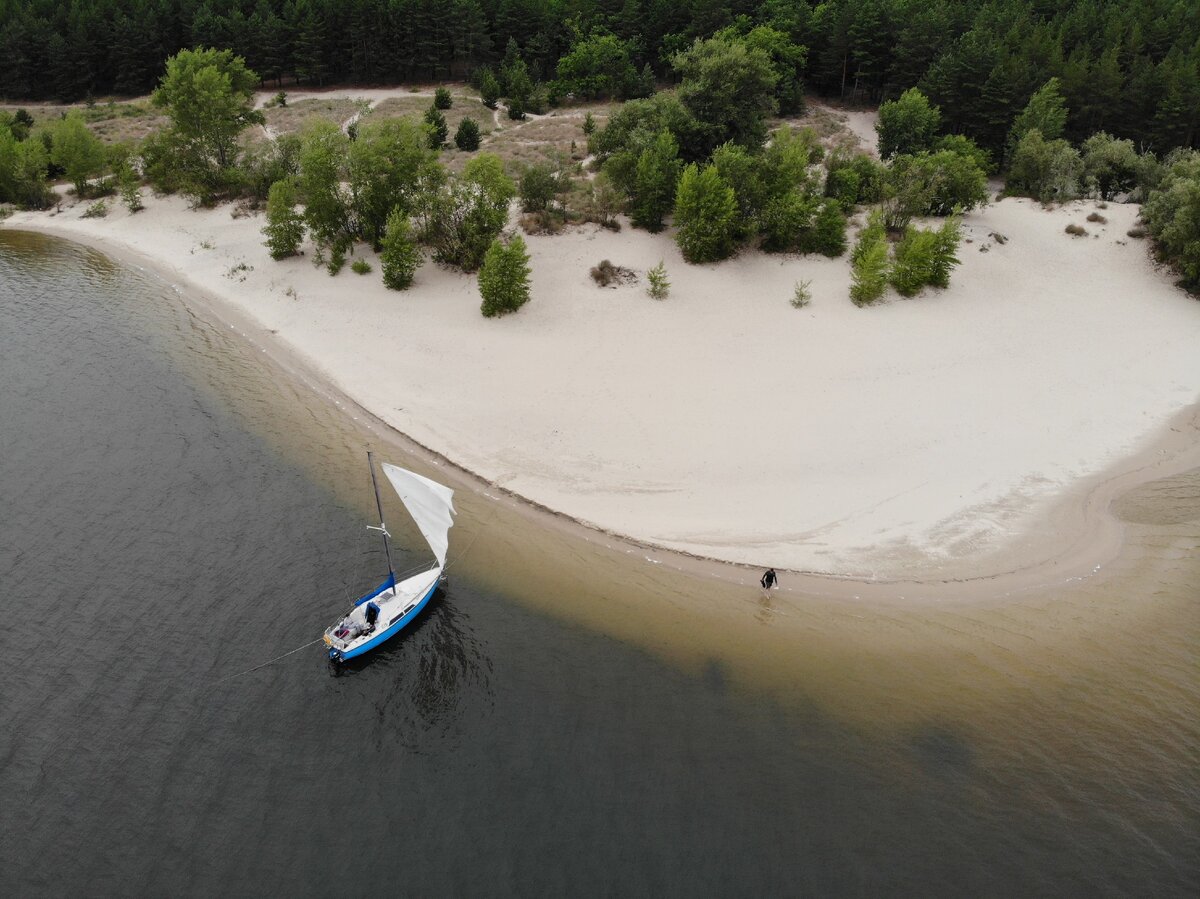 Белоснежный пляж на Волге, точнее на реке Уса, которая впадает в нее. Недалеко от Тольятти