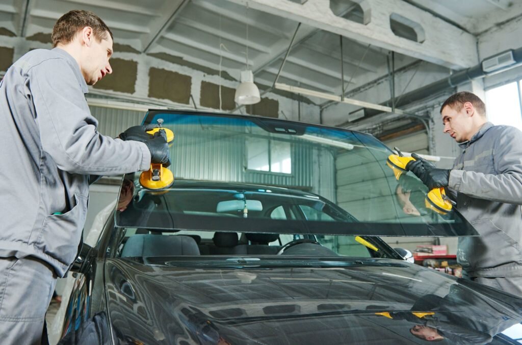 Проверка необходимости замены переднего стекла автомобиля: как определить состояние и возможные повреждения
