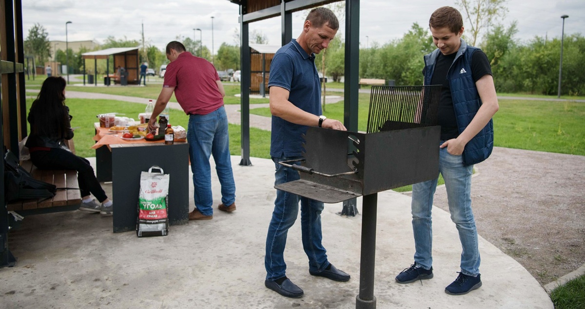 Почему-то все взрослые разговоры даже на отдыхе все больше о деньгах и работе.
Зато у нас во всех парках вот такие красивые зоны для шашлыков.