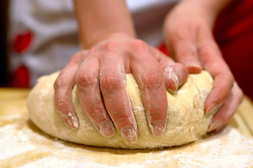 Тесто должно получиться рассыпчатым, поэтому не нужно его слишком долго замешивать