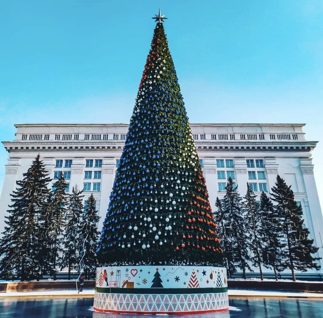 В Кемерово, где много много елей растёт, городские власти купили «высокотехнологичную елку» за 18 миллионов рублей