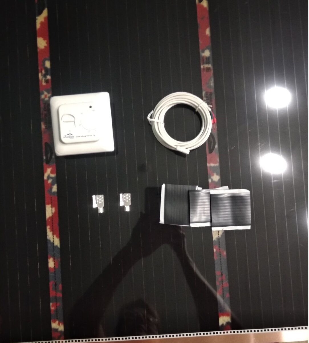 Комплект: коврик, провода, датчик, клеммы, изоляторы