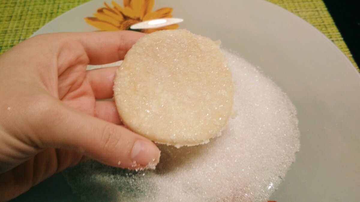 Печенье макаем в сахаре