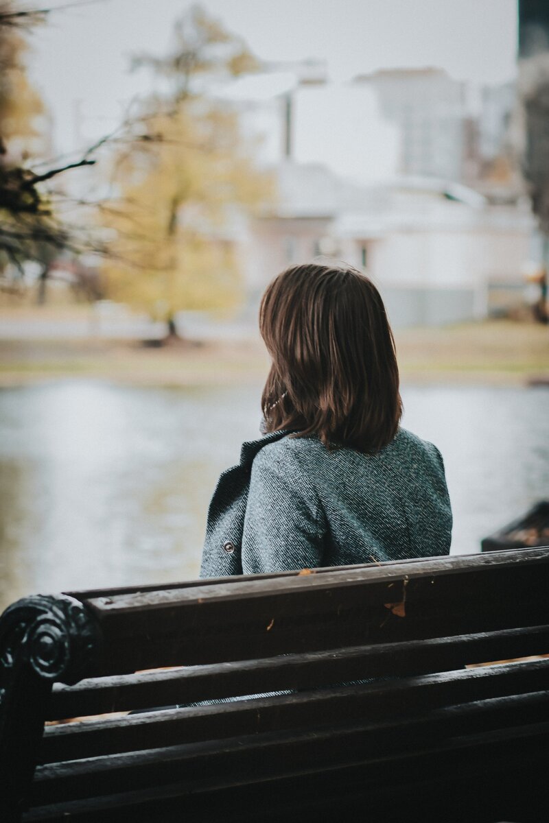 

   Одним из самых частых мотивов к совершению покупки является алчность. Думаю, этот человеческий порок не нуждается в представлении🤷‍♀️, но все же:

   Алчность (или жадность) - стремление к получению материальных благ и (важно!) выгоды. 

   Такими покупателями достаточно легко управлять, завлекая скидками, бесплатными доставками, акциями, розыгрышами и другими словами/действиями, манящими своей лёгкостью и дешевизной.

   Халявщики, как одни из ярких представителей этого типа клиентов, встречаются нам в гивах, розыгрышах у крупных блогеров, там, где единственным условием участия является только подписка. Легко, бесплатно (один клик большим пальцем) и быстро.

   Как должен выглядеть пост для покупателей с таким мотивом, как алчность?

🔻Заголовок со словами «скидка», «акция», «бесплатно», «розыгрыш»;

🔻Описание товара/услуги с точки зрения получения выгоды для клиента;

🔻Обязательный призыв к действию;

🔻Дедлайн. 

Вот несколько примеров:

«При покупке комплекта шапка+снуд перчатки в подарок»;

«При заказе детской кроватки - доставка и сборка - бесплатно»;

«Первым пяти написавшим консультация стилиста нашего в магазина в подарок. 
   Вы не только получите 5 цельных образов на разные случаи жизни, от выхода в свет, до прогулки с ребёнком по парку, но и в течение 3-х месяцев сможете обратиться к нашему стилисту бесплатно ещё 3 раза»;

«Подпишитесь и будьте в курсе наших еженедельных розыгрышей, а также получите скидку 30% на каждый второй заказ»;

«Бесплатная доставка по России вне зависимости от суммы покупки»;

«20 декабря мы разыграем ужин в нашем ресторане среди тех, кто заказывал в ноябре нашу доставку».

Согласитесь, все просто.
Но ведь работает 🤷‍♀️