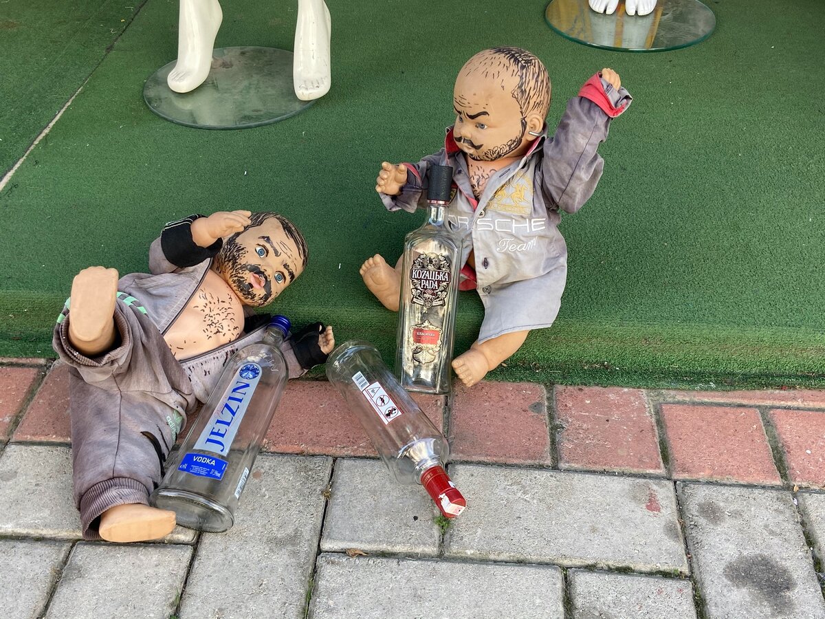 Любимое развлечение местных торговцев одеждой - издевательство над манекенами.