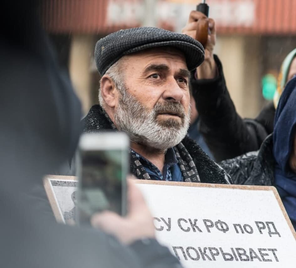 Отец убитых братьев Гасангусейновых.