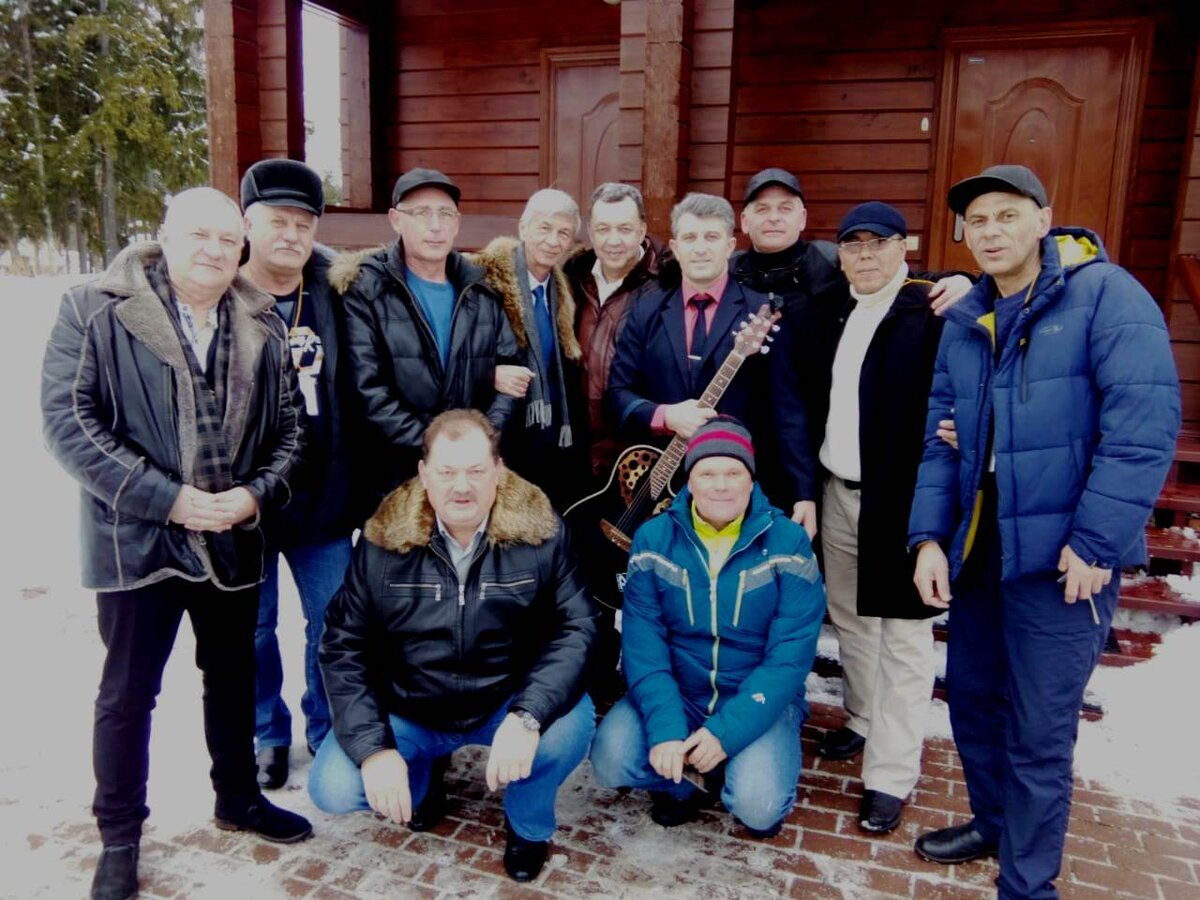 Нижний ряд: Алексей Разарёнов, Вилли Рубин. Верхний ряд: Владимир Чугришин, Виктор Космачёв, Сергей Тихонов, Сергей Ефимкин, Ю.Коряков, Алексей Казанцев, Дмитрий Короблёв, Малик Кабылов, Анатолий Кирюшкин. Комбат фотографирует, Артём Купин в Кремле...