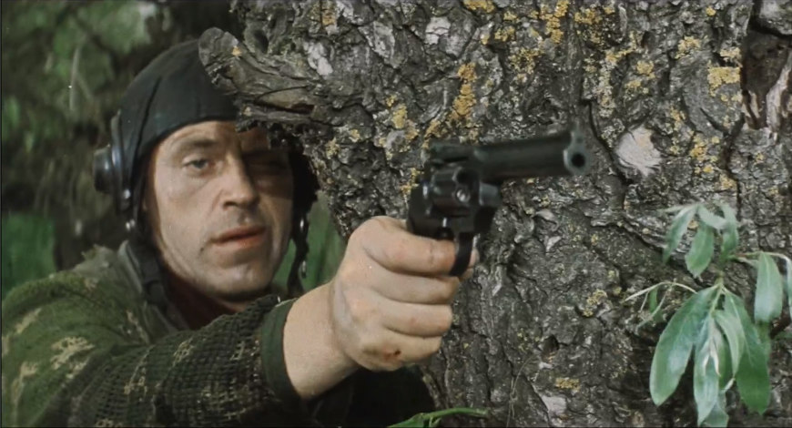 Советский диверсант с револьвером