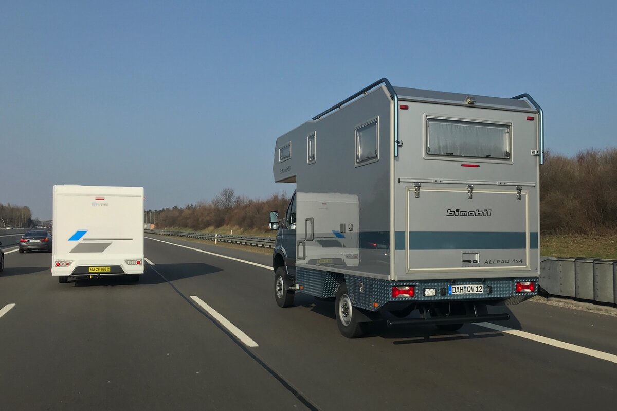 Автодом на Ивеко 4х4 стоимостью в России 15 млн руб.(справа)