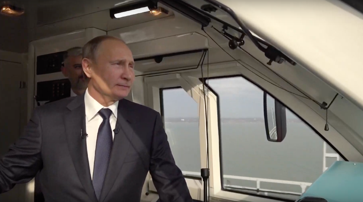 Владимир Путин в локомотиве поезда