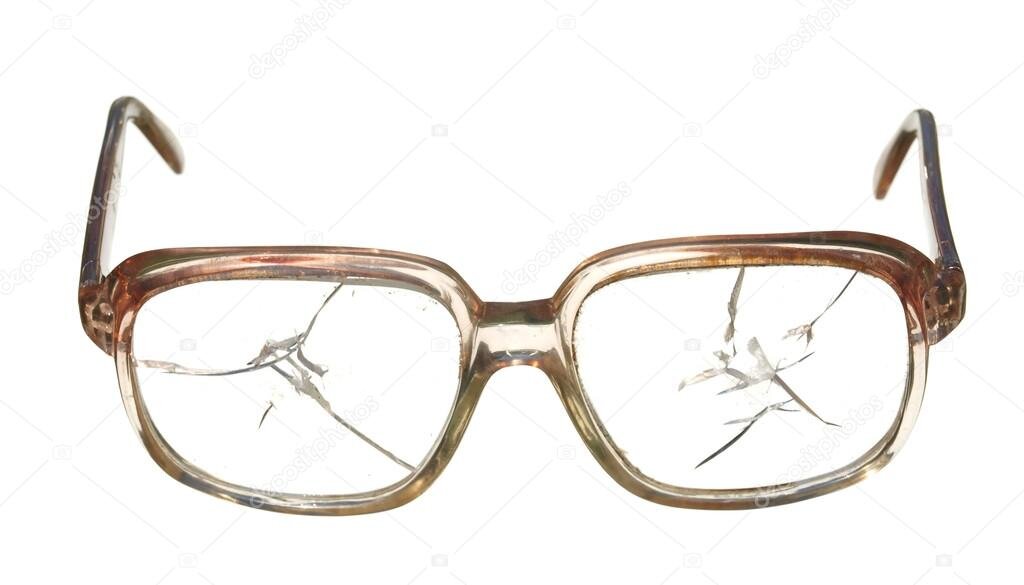 Разбили очко. Разбитые очки. Треснутые очки. Старые сломанные очки. Сломанные очки на белом фоне.