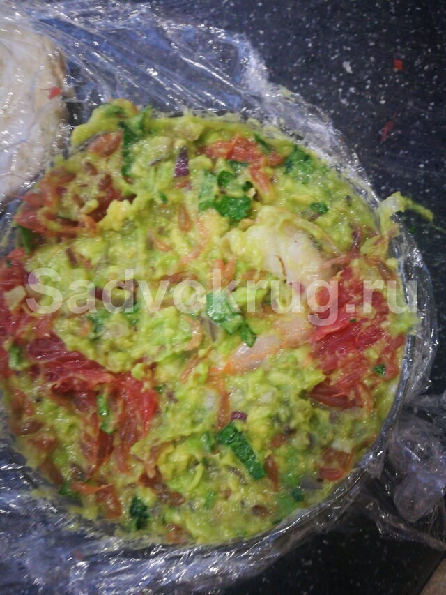 Перемешанную массы выкладываем в салатник