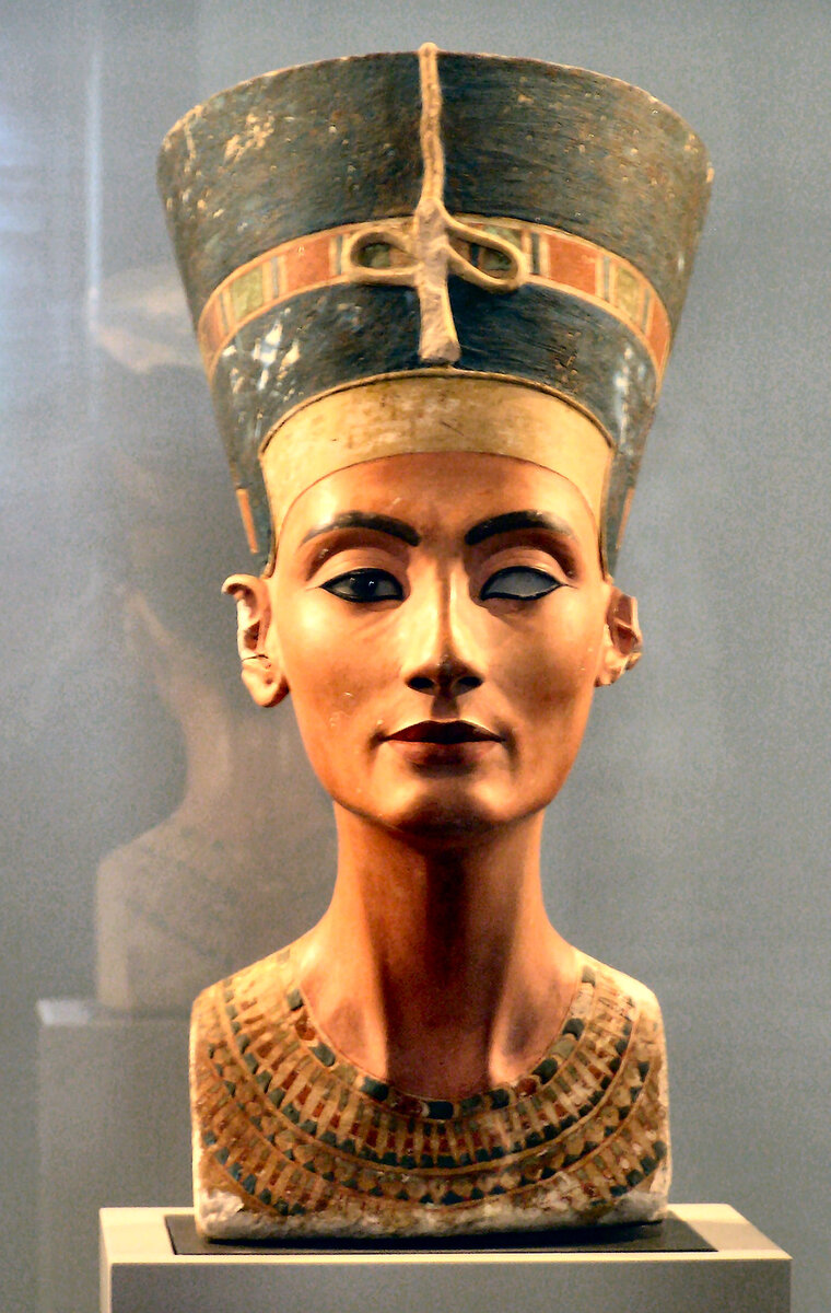 https://it.m.wikipedia.org/wiki/File:Nefertiti_altes_Museum1.jpg