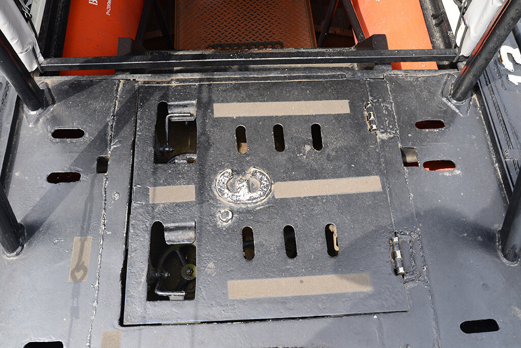 Вот так она выглядит на корпусе ПЛ. На разных проектах лодок их разное количество. Разомкнутая сторона буквы "Э" ВСЕГДА смотрит к корме, точка - к носу. Фото: Яндекс.Картинки