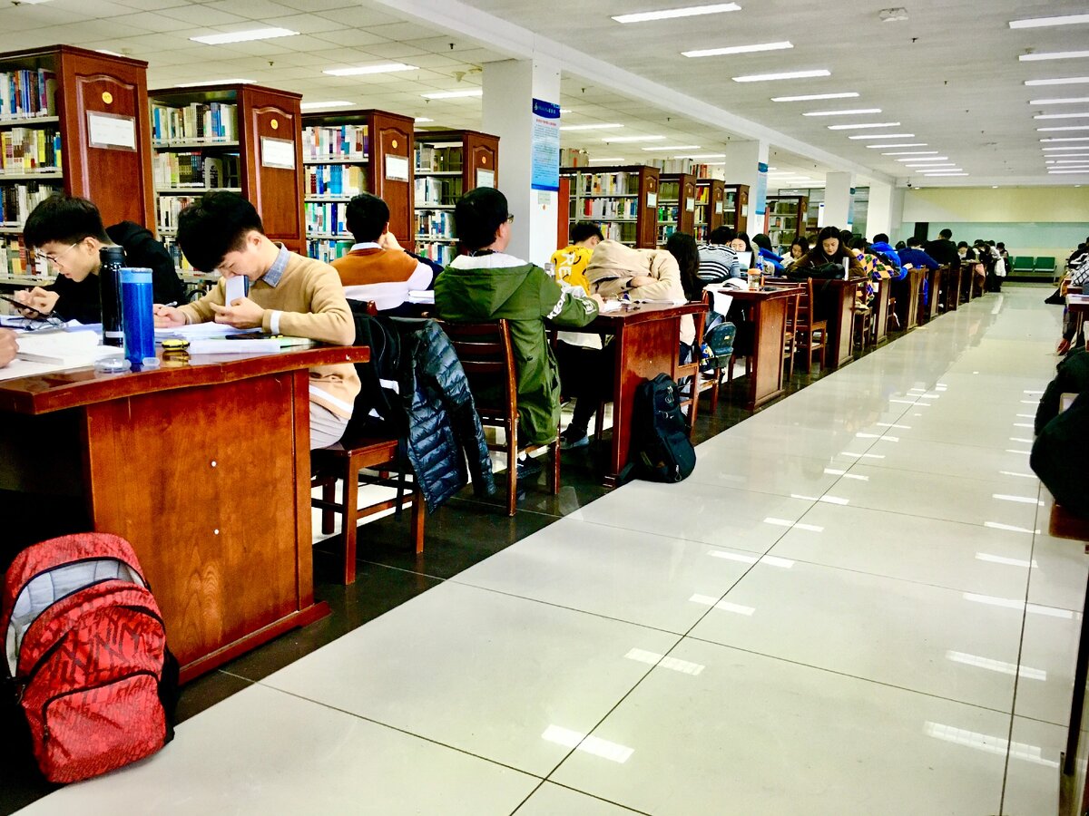 В одном зале библиотеки (которых всего 5, по одному на этаж) вмещается 120 студентов.