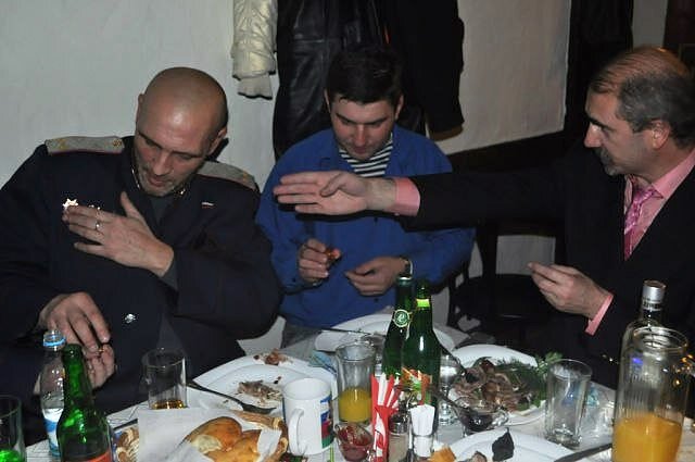 ряженый Машинистов с коллегами обмывает"ордена"