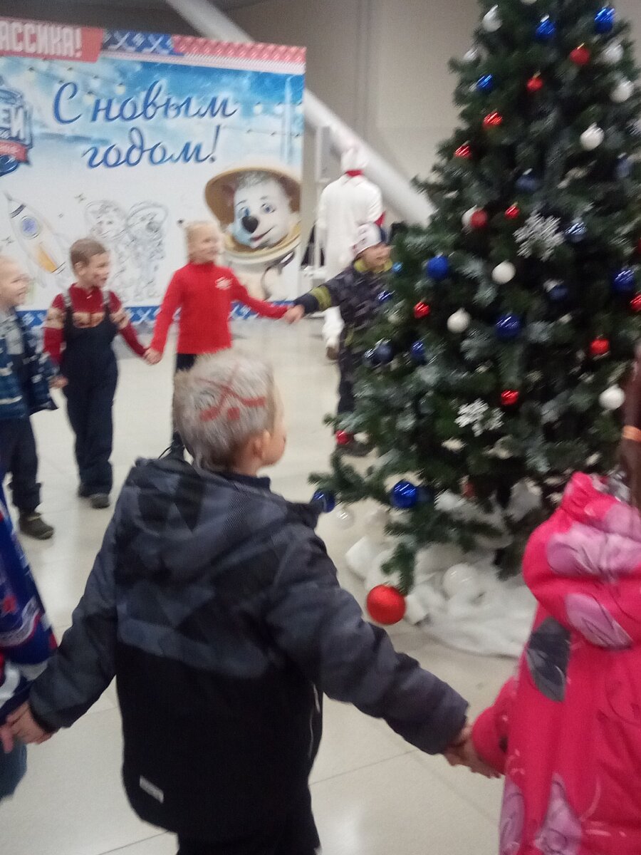 Это я на Зенит Арене, крутая у меня прическа?