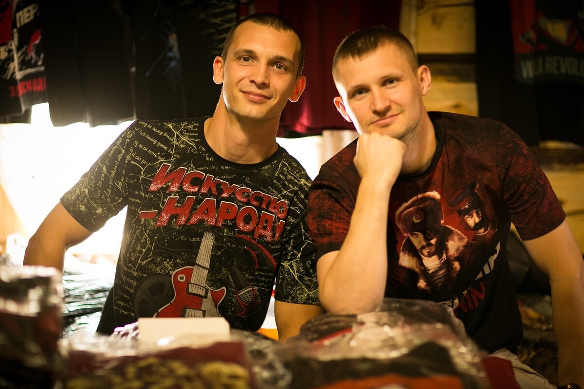 Михаил Паршин и Никита Скиба теперь носят только те футболки, которые делают сами.