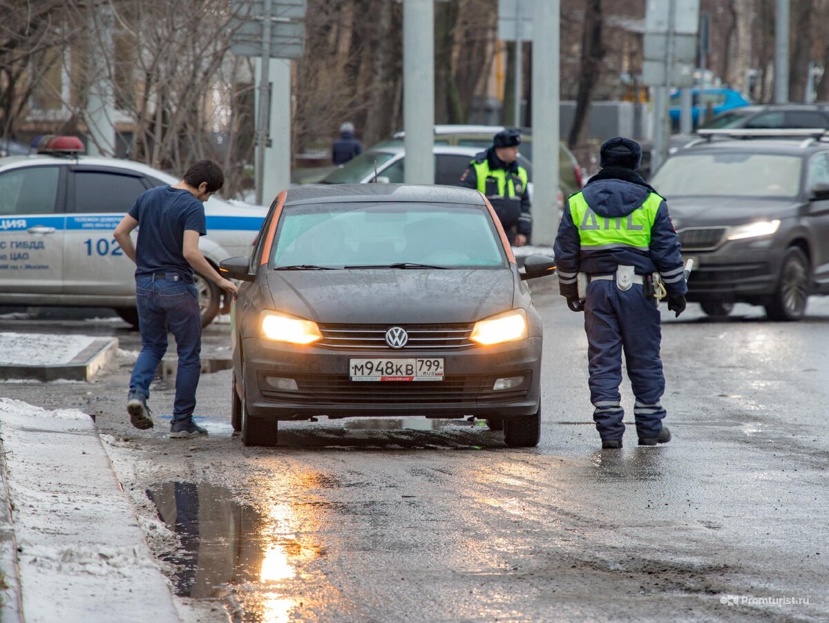 Водитель закрыл номер на авто, но всё равно попался инспектору ГИБДД ??‍♂️⛓