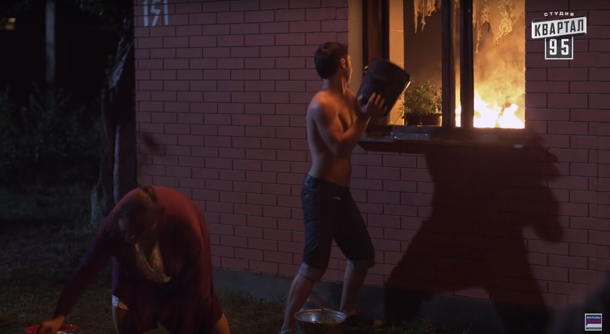 Что случилось с домом сватов. Сгоревшая трава возле частного сектора. Дом сватов сгорел. Дом сватов. Что случилось с домом сватов.