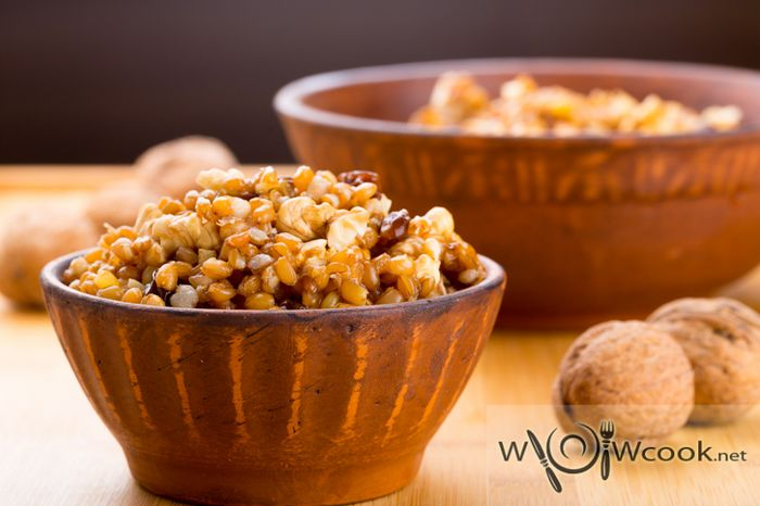 Пшеница с изюмом. Коливо кутья. Кутья с орехами и изюмом. Рождественская кутья (коливо). Рождественская кутья из пшеницы.