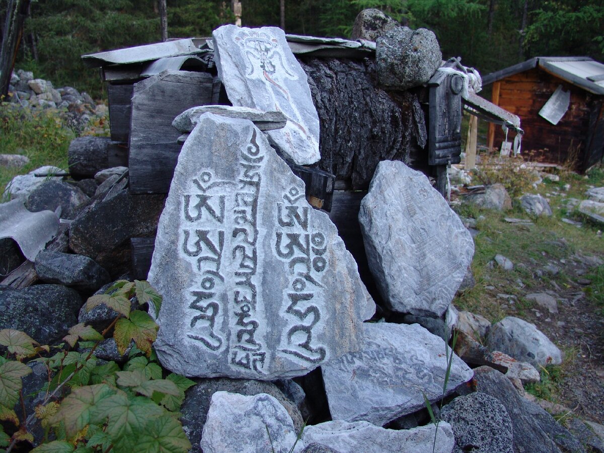 На некоторых письменах можно разглядеть нечто таинственное...