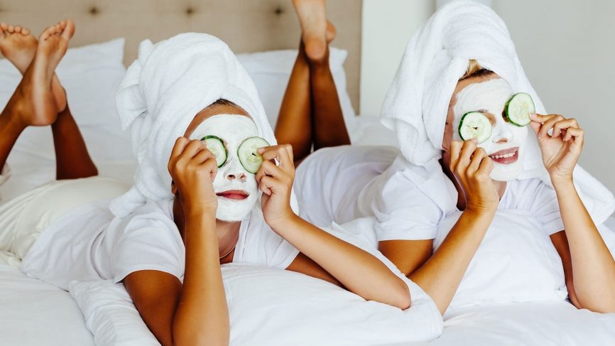     К сожалению, алкоголь, бессонные ночи, жирная пища в больших количествах и минимум движения сказываются не только на общем состоянии, но и на состоянии нашей кожи. Она становится тусклой, вялой, теряет упругость. Сухая кожа начинает шелушиться и трескаться, морщины становятся заметнее, а девушки с жирной кожей сталкиваются с акне и расширенными порами. Под глазами возникают отеки и синие круги. Что же делать?