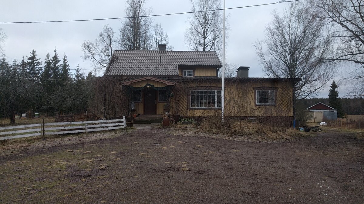 Жилой дом. Его левая часть историческая (120 лет) - сруб на фундаменте из камней, традиционная печь. Правая часть - пристройка нового времени, в цокольном этаже - сауна. 