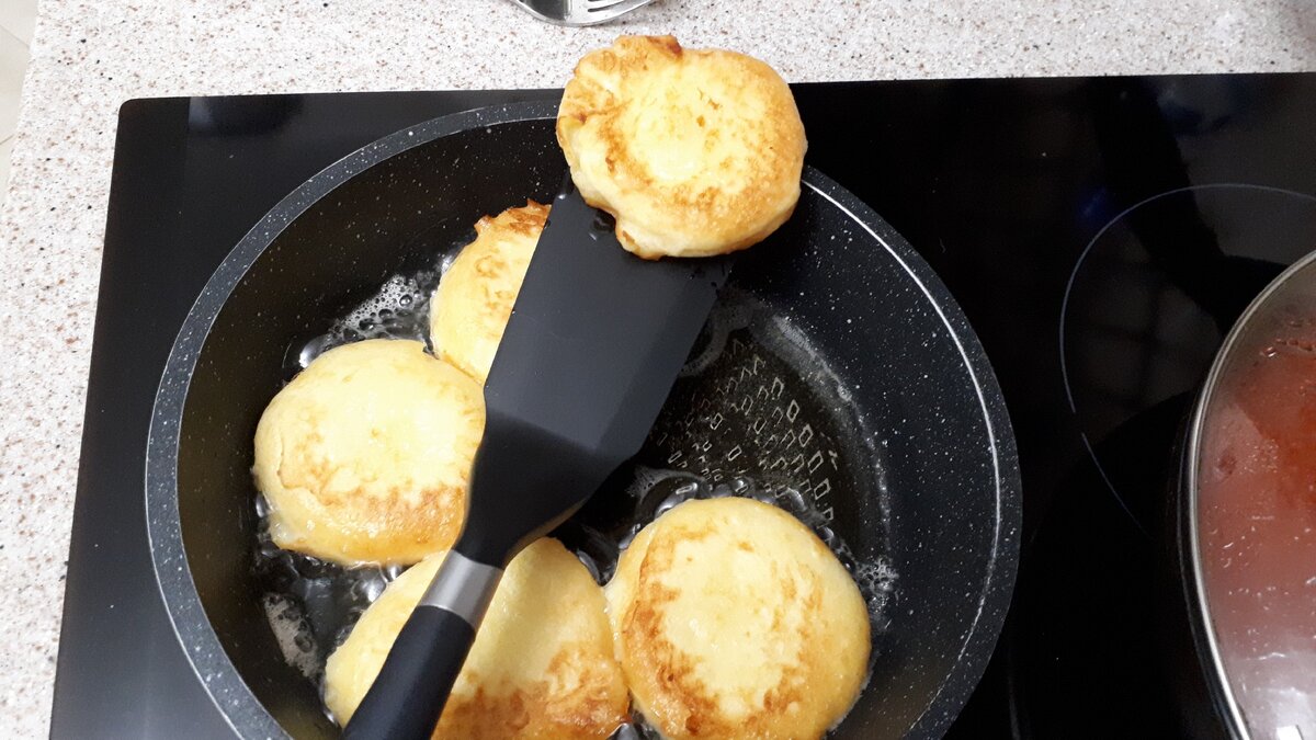 Из-за нейтрального вкуса к таким оладьям подходит любой наполнитель, а также сыр и колбаса